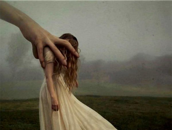 손에 갇힌 여자