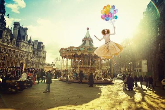 풍선을 타고 날아가는 여자