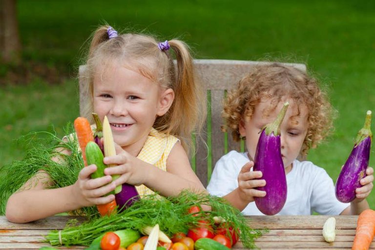 채소를 갖고 노는 아이들: 뇌 기능을 향상시키는 영양소