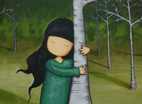 나무를 안고 있는 소녀