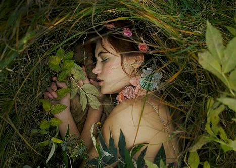 숲속에 누워있는 여자