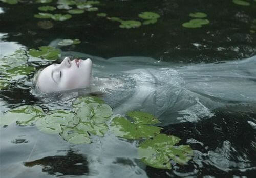 물에 누워있는 여자