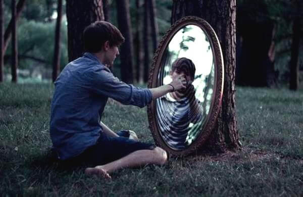 숲속에서 거울만지는 소년