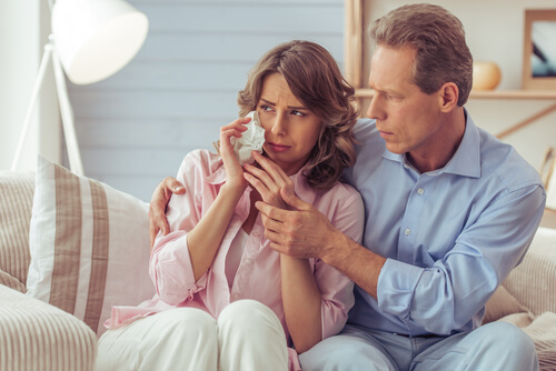 눈물 흘리는 부부: 아이들이 떠날 때 남기고 가는 소리들