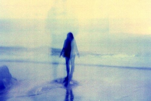 걷고 있는 여자의 그림자