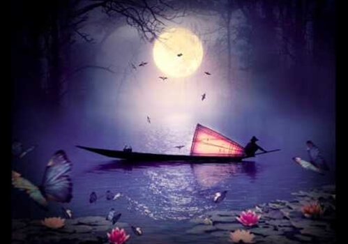 달이 떠 있는 밤에 강 위에 떠있는 배