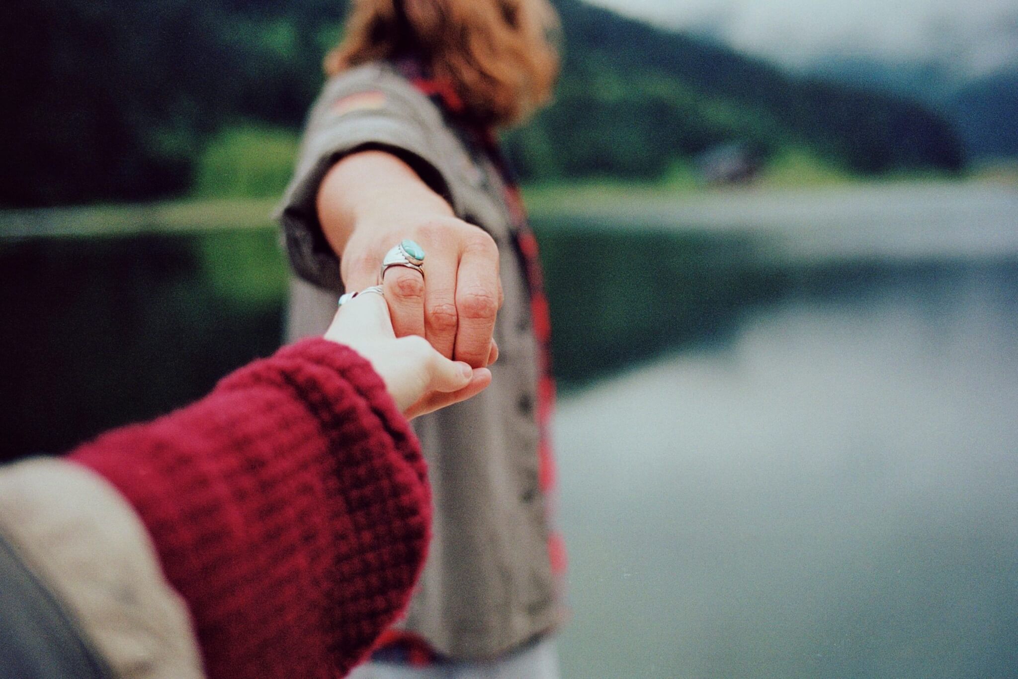 손을 잡고 있는 연인