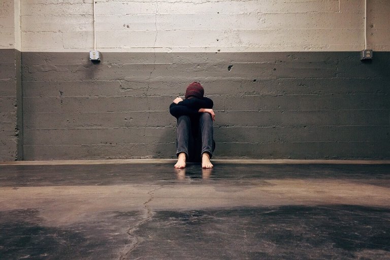 혼자 앉은 슬픈 사람: 사랑받을 가치가 없다고 느끼는 사람들