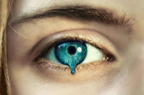 침묵 요법: 푸른 눈물을 흘리는 여자의 눈