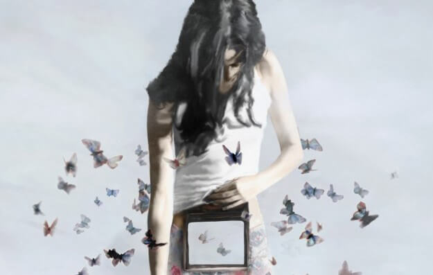 나비에 둘러싸인 여자