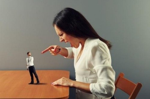 화난 여자: 언어 폭력의 징후