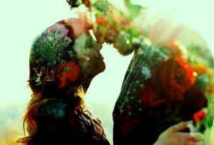 행복한 사람은 포옹을 하고 불행한 사람은 쇼핑을 한다