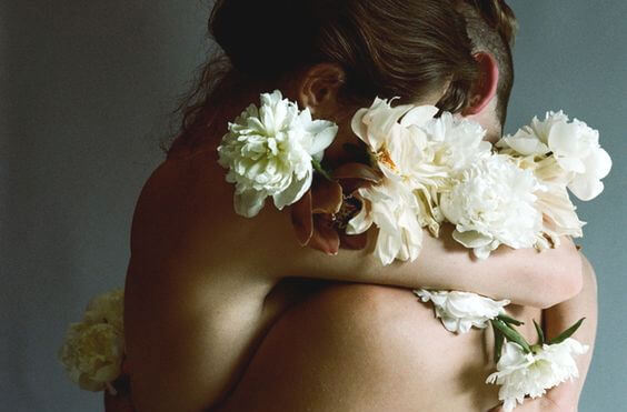꽃과 포옹하는 커플