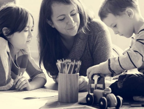 아이들과 노는 엄마: 아이들이 말을 듣게 만드는 3가지 방법