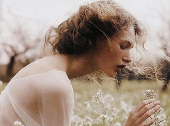 흰꽃과 여자