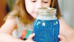 진정 병(Calm Down Jar): 아이를 차분하게 만드는 반짝거리고 감각적인 장난감