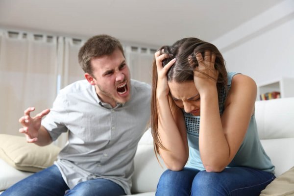 싸우는 커플: 눈치채지 못하고 있을 수 있는 애인의 5가지 언어 폭력