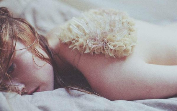 누워있는 슬픈 소녀