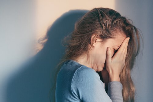 얼굴 감싸는 여자