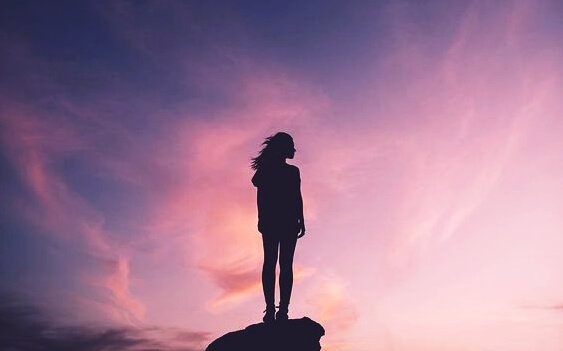 노을 바위 여자