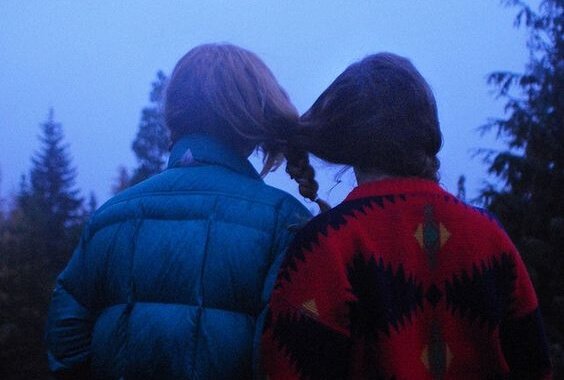 머리를 하나로 묶고 있는 두 여자 사진: 감정적 의존은 무엇인가