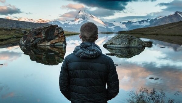 호수를 바라보고 있는 남자의 뒷모습 사진: 감정적으로 더 강해지는 7가지 방법