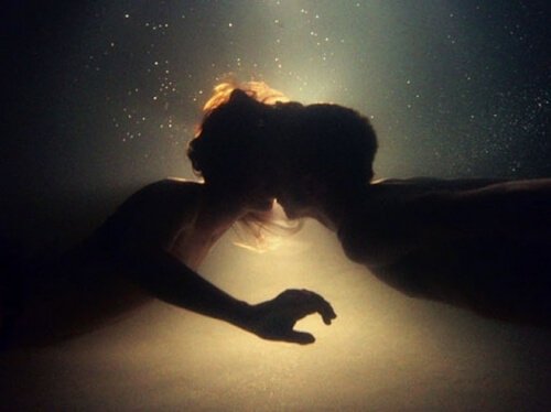 물 속에서 키스하는 남녀 사진