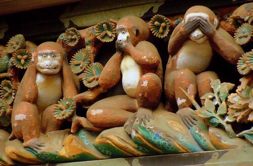 동조궁에 있는 세마리 원숭이 조각 사진