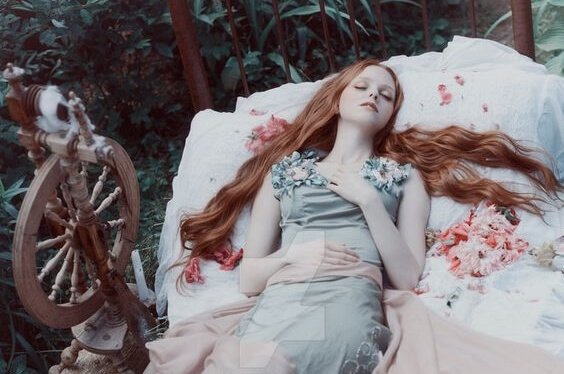 숲 속 침대위에 누운 여자 그림