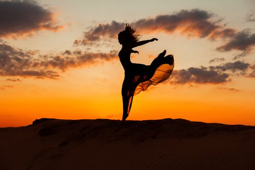 춤추는 여자의 실루엣 자유란