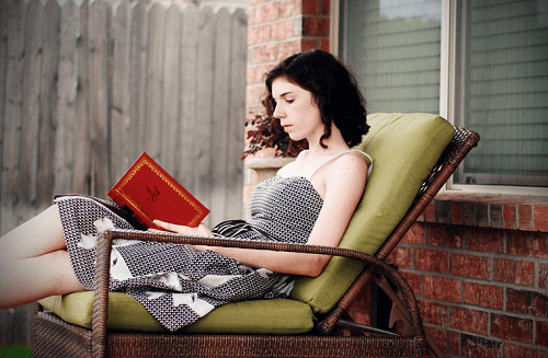 책을 읽고 있는 여자 사진