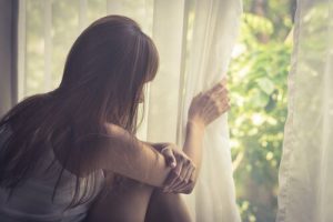 광장 공포증: 무엇이며, 증상과 치료법은 무엇일까?