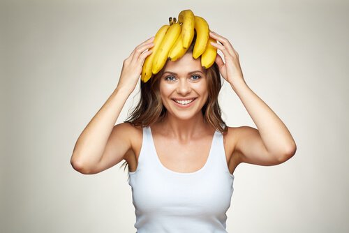 바나나를 쓴 여자