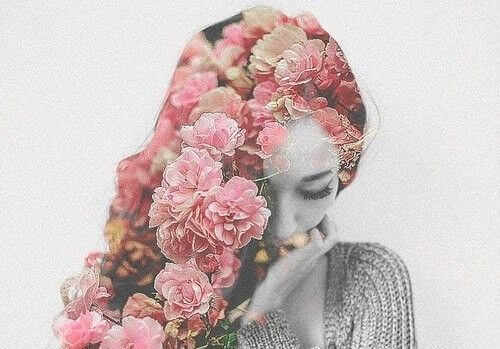머리카락이 꽃으로 만들어진 여자 사진