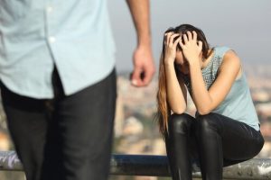 정서적 폭력을 휘두르는 사람들의 10가지 유형