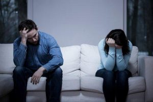 행복하지 않은 커플들이 계속 함께하는 이유