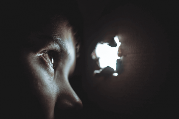 분리 불안: 어둠 속에서 빛을 보는 소년