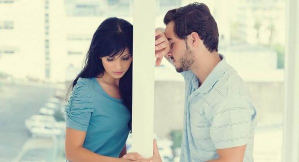 벽 사이에 둔 커플: 사랑이 식었을 때 무엇을 어떻게 해야 할까?