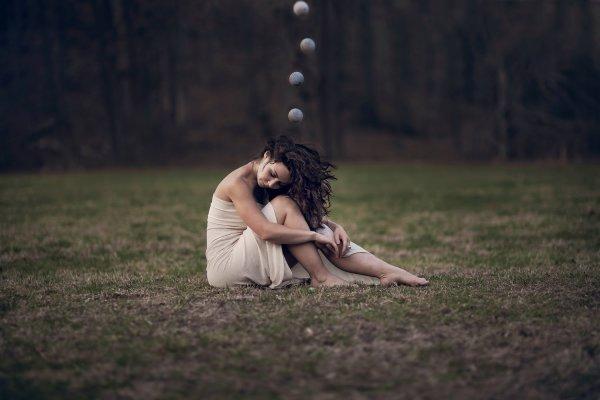 불안감에 시달리는 여성