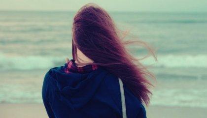 바다를 바라보는 여자