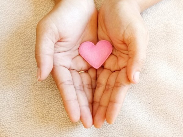 사랑의 치유력: 사랑은 과거를 지우지는 않지만, 미래를 바꾼다