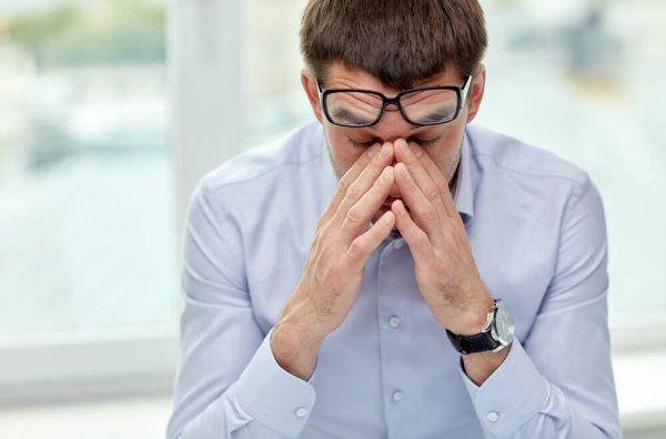괴로워 하는 남자: 집단 괴롭힘 혹은 직장 내 괴롭힘