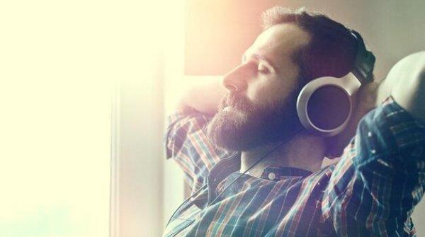 편안하게 음악을 듣는 것의 10가지 이점