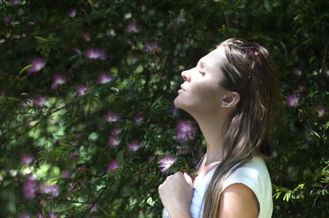 숲속에서 호흡하는 여자: 편안한 휴식의 상태가 되도록 돕는 3가지 호흡 운동