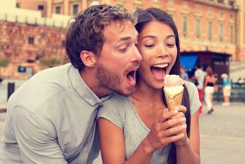 아이스크림 먹는 남녀