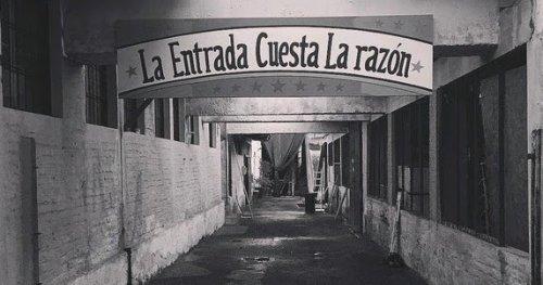 간판이 걸린 골목