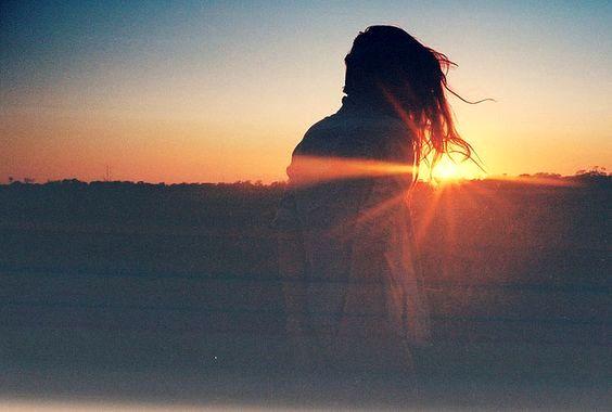 석양을 바라보는 여자