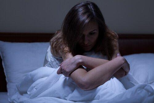 잠을 이루지 못하는 여성: 숙면을 취하는 데 도움이 되는 4가지 팁