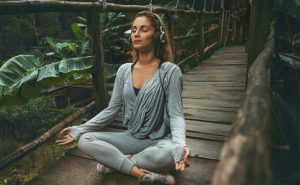 편안하게 음악을 듣는 것의 10가지 이점