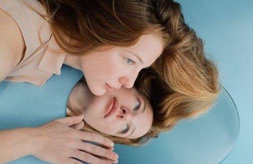 자신을 비춰보는 여자: 자존감과 자존심의 7가지 미묘한 차이점